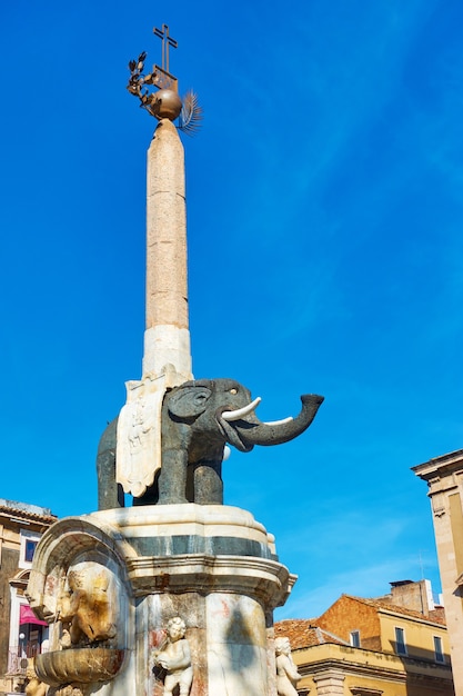 Elpehant preto com obelisco nas costas na Piazza del Duomo em Catania - símbolo da cidade de Catania. Sicília, Itália. Criado pelo arquiteto Giovanni Battista Vaccarini por volta de 1736