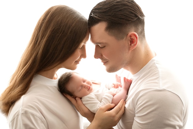 Eltern halten ein neugeborenes Baby. Foto in hoher Qualität