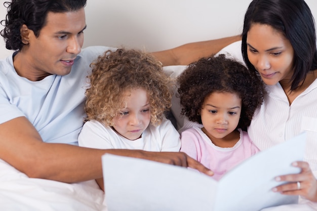 Eltern lesen eine Geschichte für ihre Kinder