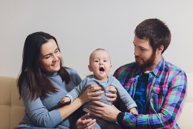 Eltern mit Baby-Tochter im Kinderzimmer