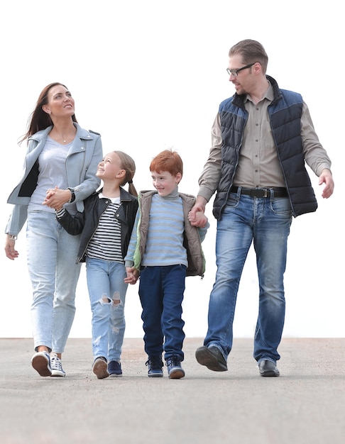 Eltern mit ihren Kindern, die zusammen gehenFoto mit Kopienraum