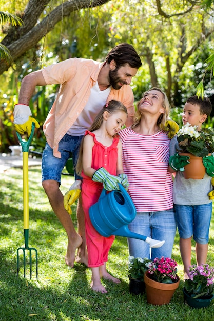 Eltern mit Kindern im Garten