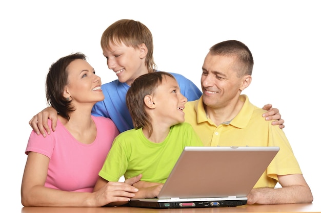 Eltern mit Söhnen mit Laptop
