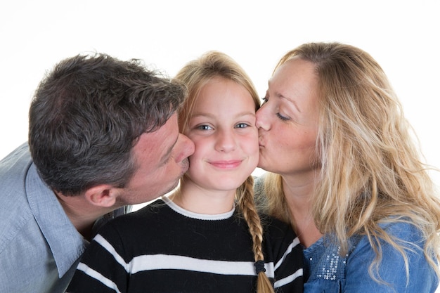 Eltern Mutter und Vater küssen ihre Tochter