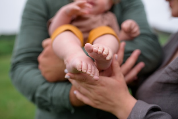 Foto eltern spielen mit ihrer tochter