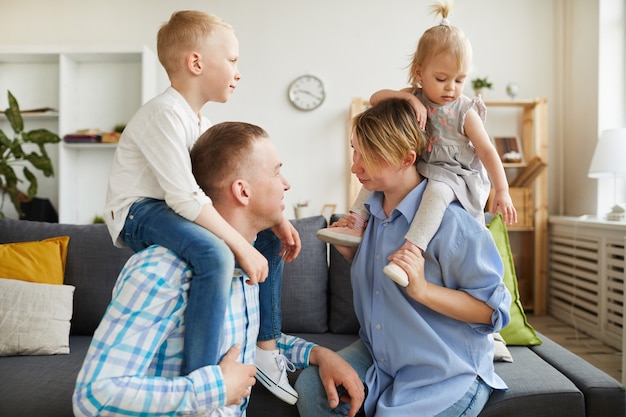 Eltern spielen mit Kindern