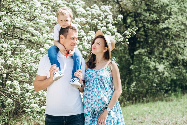 Eltern und ihr kleiner Sohn im Park