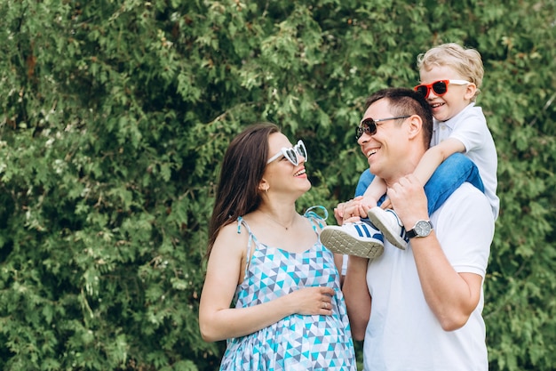 Eltern und ihr kleiner Sohn im Park