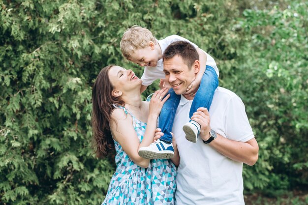 Eltern und ihr kleiner Sohn im Park