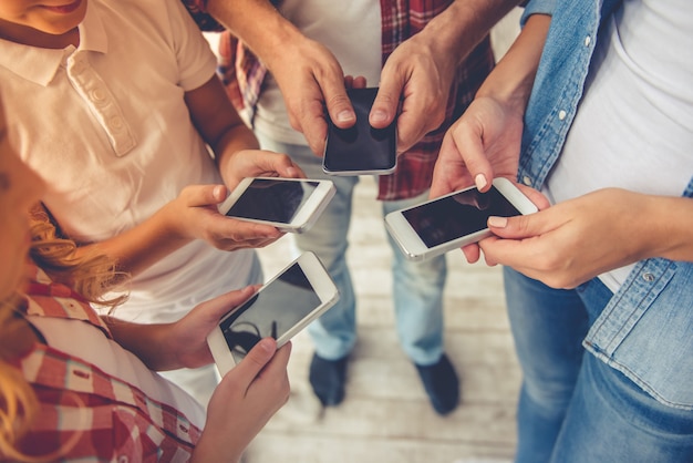 Eltern und ihre Kinder mit Smartphones.