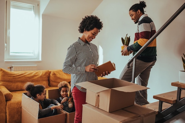 Eltern und ihre Kinder ziehen in ein neues Haus