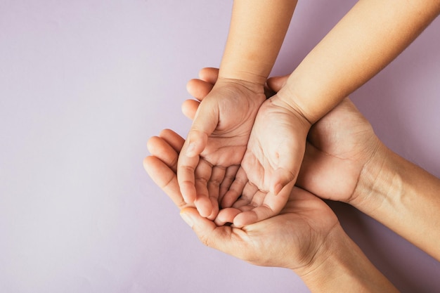 Eltern und Kind halten leere Hände, Top-View isoliert auf farbigem Hintergrund, umarmt den Familientag, der die Einheit, Unterstützung und das Erbe symbolisiert