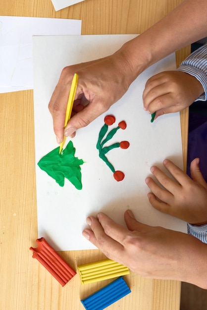 Eltern und Kind machen Weihnachtshandwerk