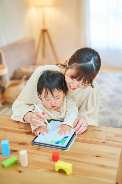 Eltern und Kind spielen mit einem Tablet-PC