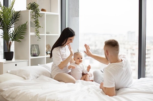 Eltern und Kind verbringen ihre Freizeit in der Wohnung