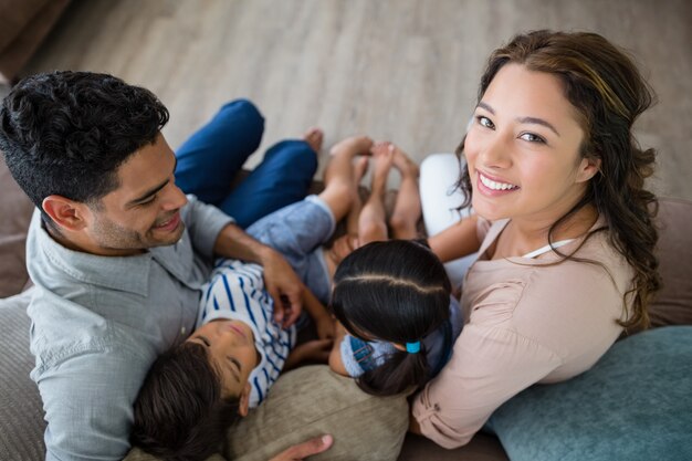 Eltern und Kinder haben Spaß im Wohnzimmer