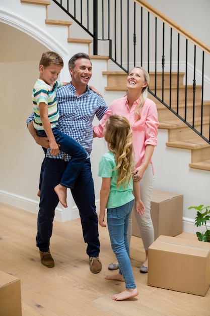 Eltern und Kinder haben Spaß im Wohnzimmer