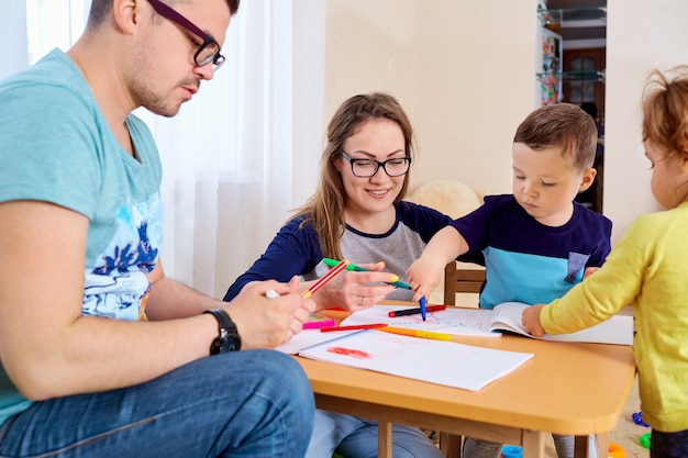 Eltern und Kinder malen gemeinsam im Raum