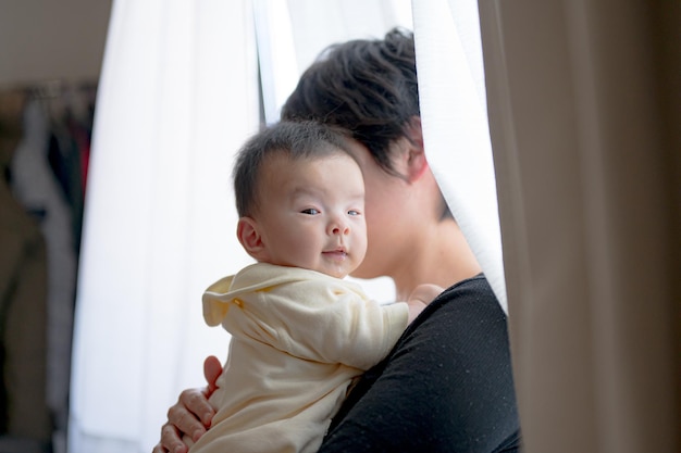 Eltern und Kinder spüren den Wind am Fenster