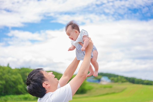 Eltern und Kinder und blauer Himmel