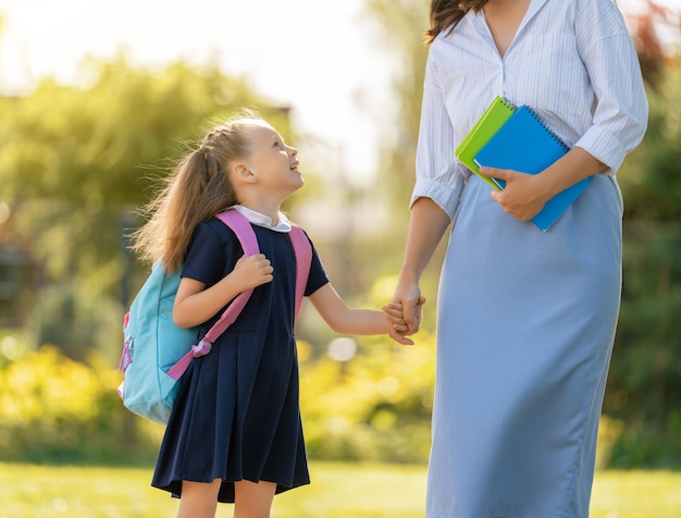 Eltern und Schüler gehen zur Schule