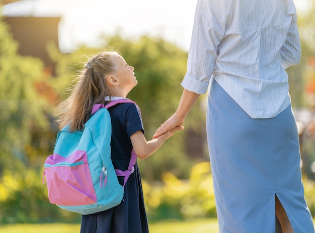 Eltern und Schüler gehen zur Schule