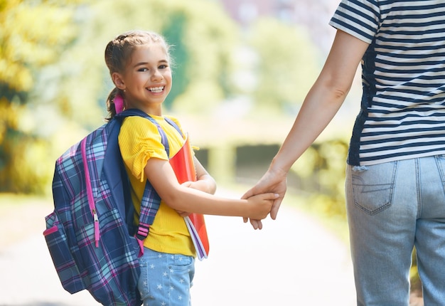 Eltern und Schüler gehen zur Schule