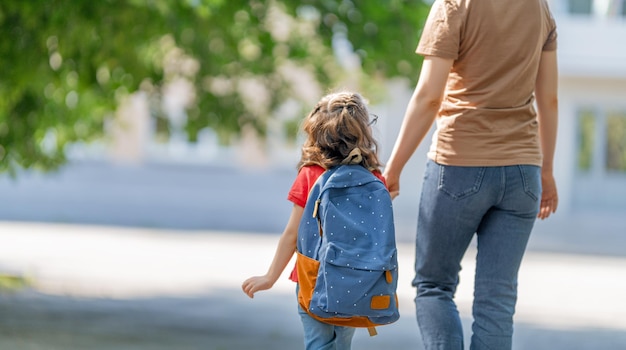 Eltern und Schüler gehen zur Schule