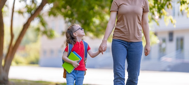 Eltern und Schüler gehen zur Schule