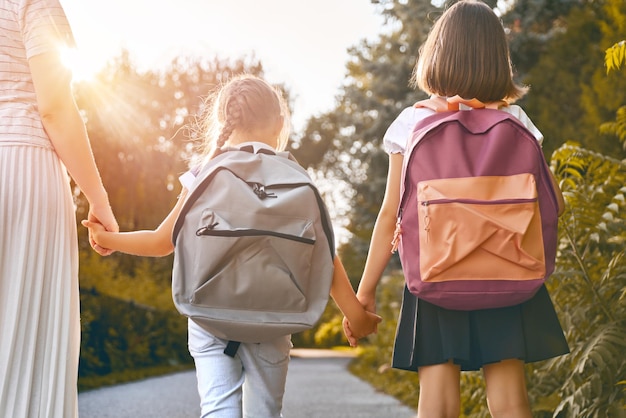 Eltern und Schüler gehen zur Schule