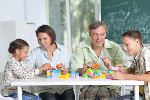 Eltern und spielende Kinder