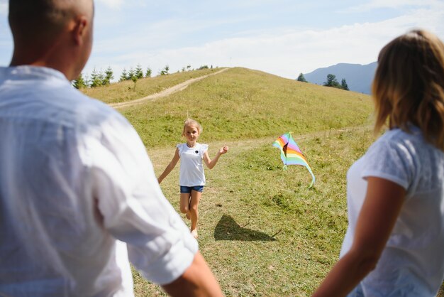 Eltern und Tochter entspannen in der Natur