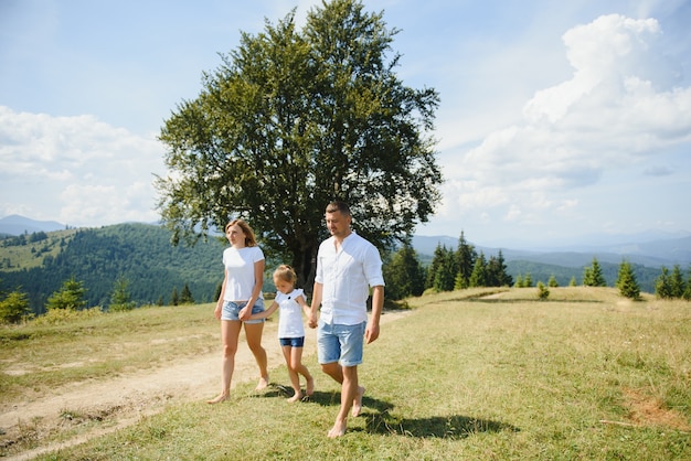 Eltern und Tochter gehen in der Natur spazieren