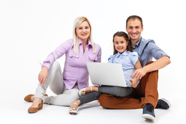 Eltern und Tochter mit Laptop