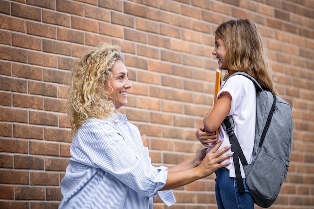 Foto eltern unterstützen und beraten das kind vor dem schulbesuch