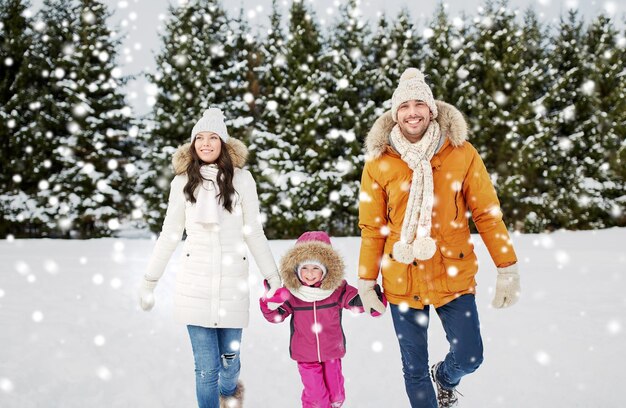 elternschaft, mode, saison und personenkonzept - glückliche familie mit kind in winterkleidung, die draußen spazieren geht