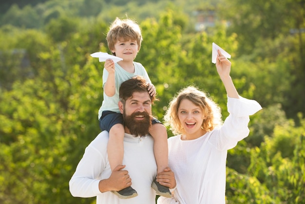 Elternschaft und Kindheit Konzept Vater Mutter und sein Sohn spielen im Freien Vater Mutter und Sohn ha