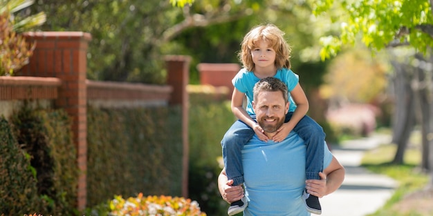 Elternschaft und Vaterschaft Vatertag glücklicher Vater und Sohn, die Spaß im Freien haben