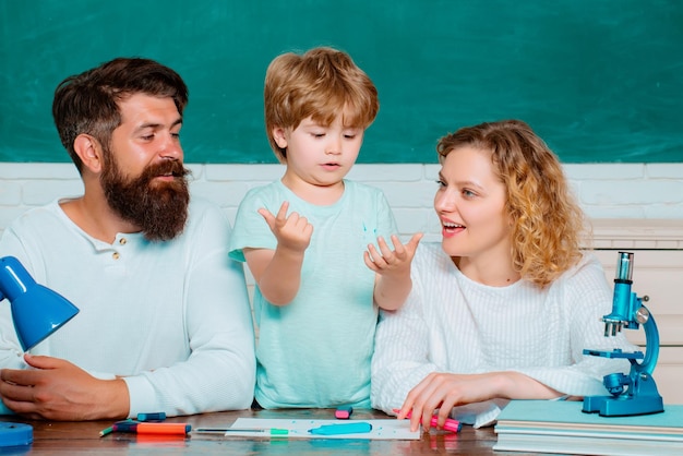 Elternteil, das Kind zur Schule bringt, kleiner Schuljunge in der ersten Klasse, Familienschulpartnerschaftsprüfung