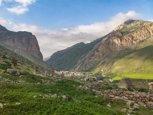 Eltyubyu é a cidade das criptas de pedra antigas mortas em KabardinoBalkaria Rússia Junho 2021