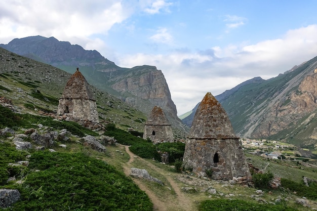 Eltyubyu é a cidade das criptas de pedra antigas mortas em KabardinoBalkaria Rússia Junho 2021