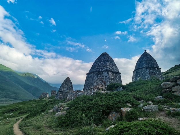 Eltyubyu es la ciudad de las antiguas criptas de piedra muertas en KabardinoBalkaria Rusia junio de 2021