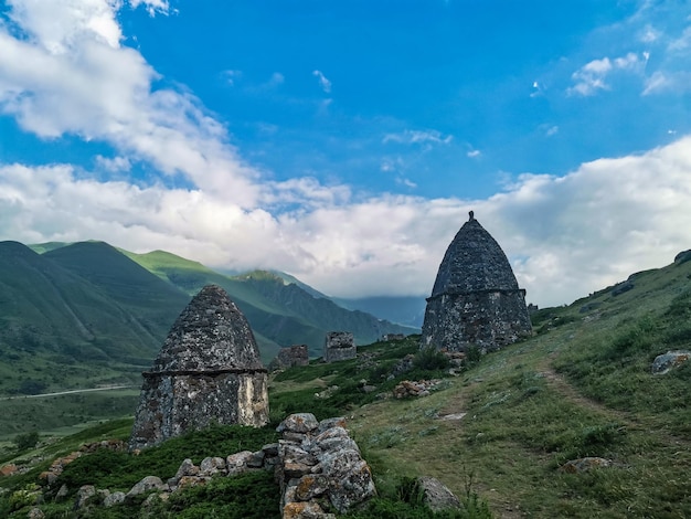 Eltyubyu es la ciudad de las antiguas criptas de piedra muertas en KabardinoBalkaria Rusia junio de 2021
