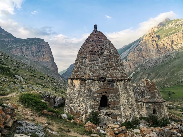 Foto eltyubyu ist die stadt der toten alten steinkrypten in kabardinobalkarien russland juni 2021