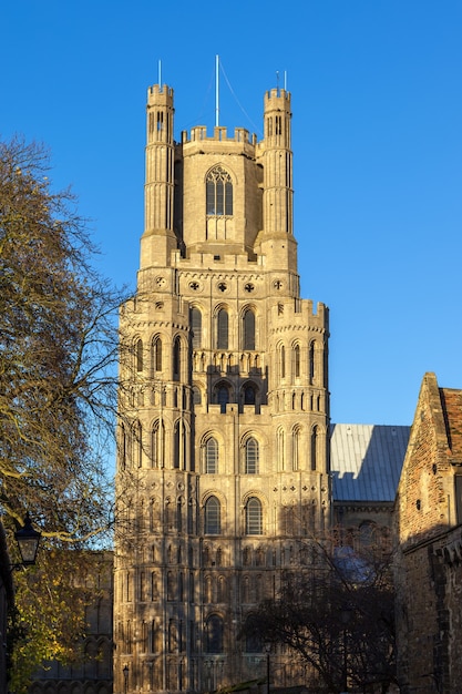 ELY, CAMBRIDGESHIRE / REINO UNIDO - 23 DE NOVIEMBRE: Vista exterior de la Catedral de Ely en Ely el 23 de noviembre de 2012