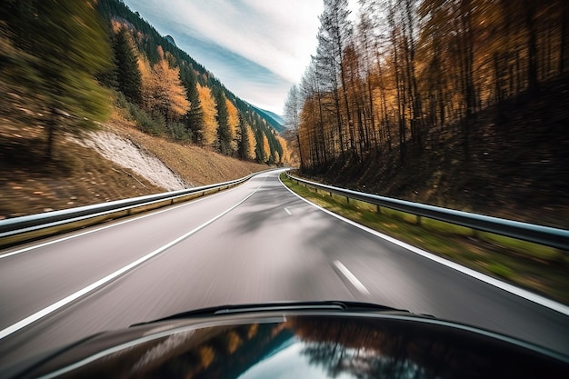 Em ambientes montanhosos com montanhas Você pode ver uma estrada remota do carro dirigindo