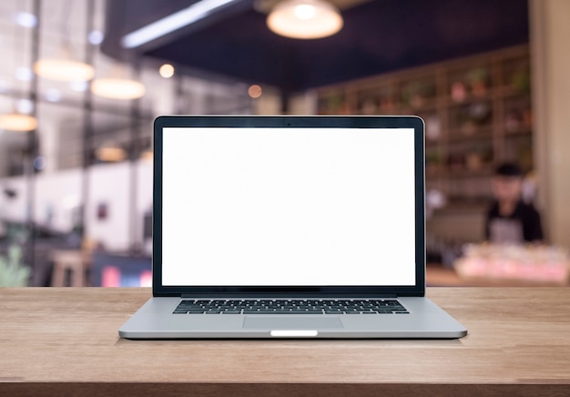 em branco da tela do laptop na cafeteria