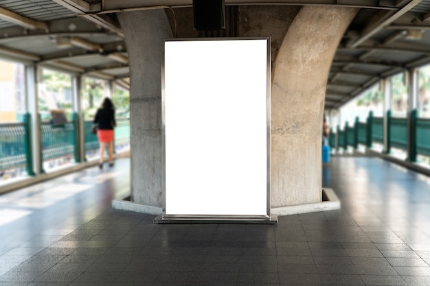 Em branco mock up de outdoor cartaz vertical na perspectiva horizontal pendente na plataforma de trem do céu