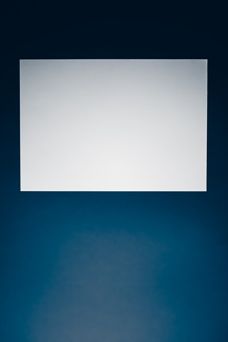Foto em branco um papel branco sobre fundo azul como papelaria de escritório flatlay luxo branding flat lay e sutiã ...