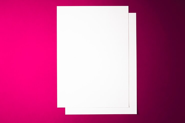 Foto em branco um papel branco sobre fundo rosa como escritório papelaria flatlay luxo branding flat lay e sutiã ...